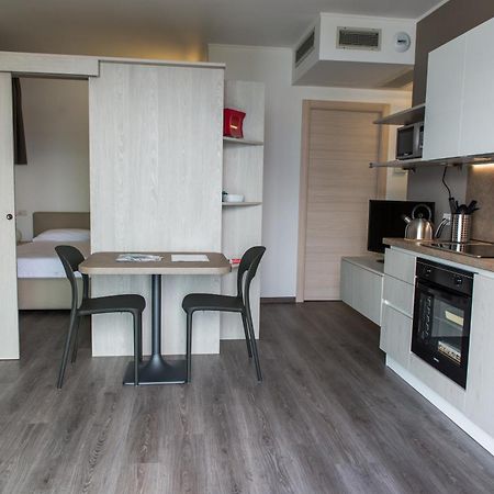 Residenza Luigina Apartment Варена Стая снимка