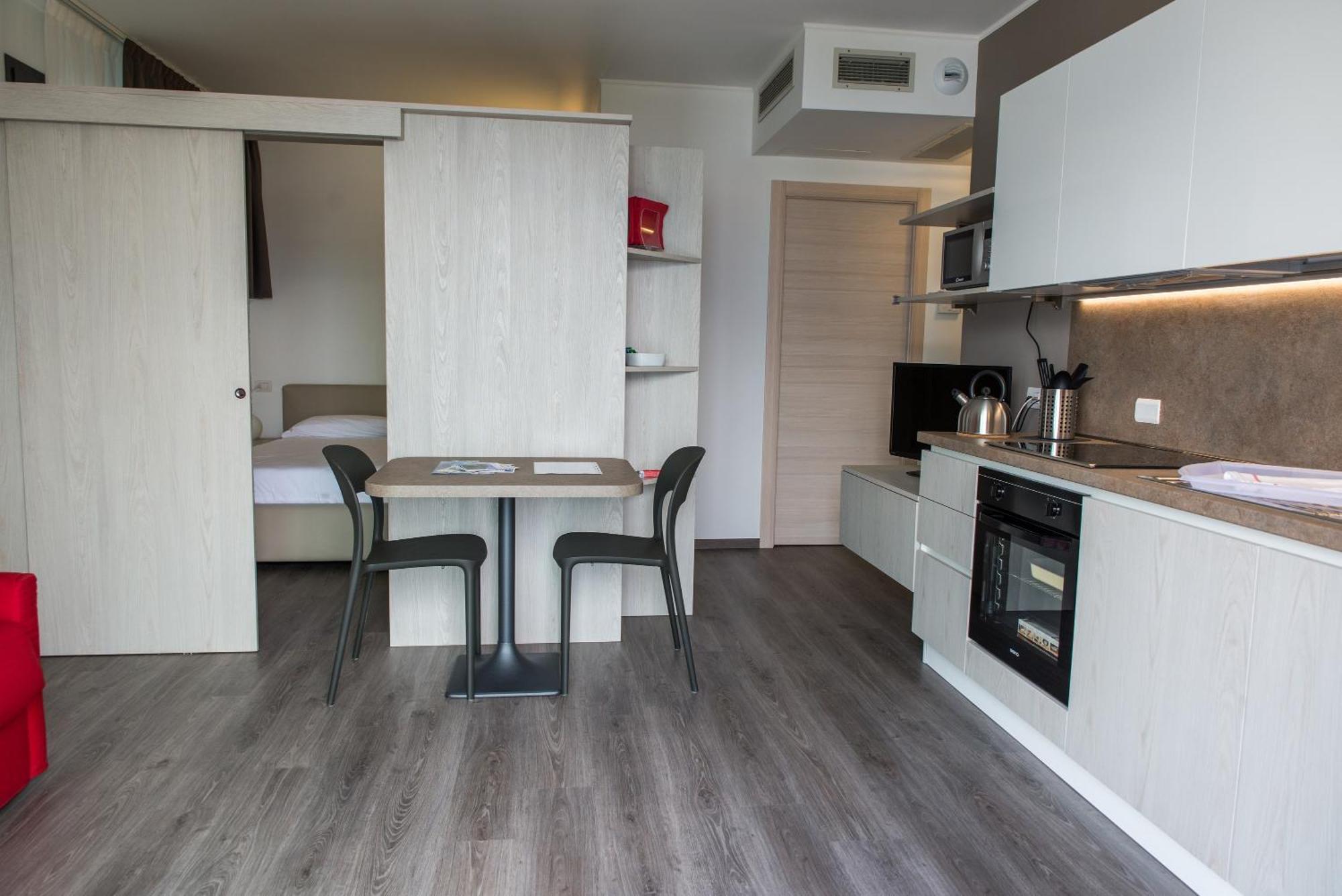 Residenza Luigina Apartment Варена Стая снимка