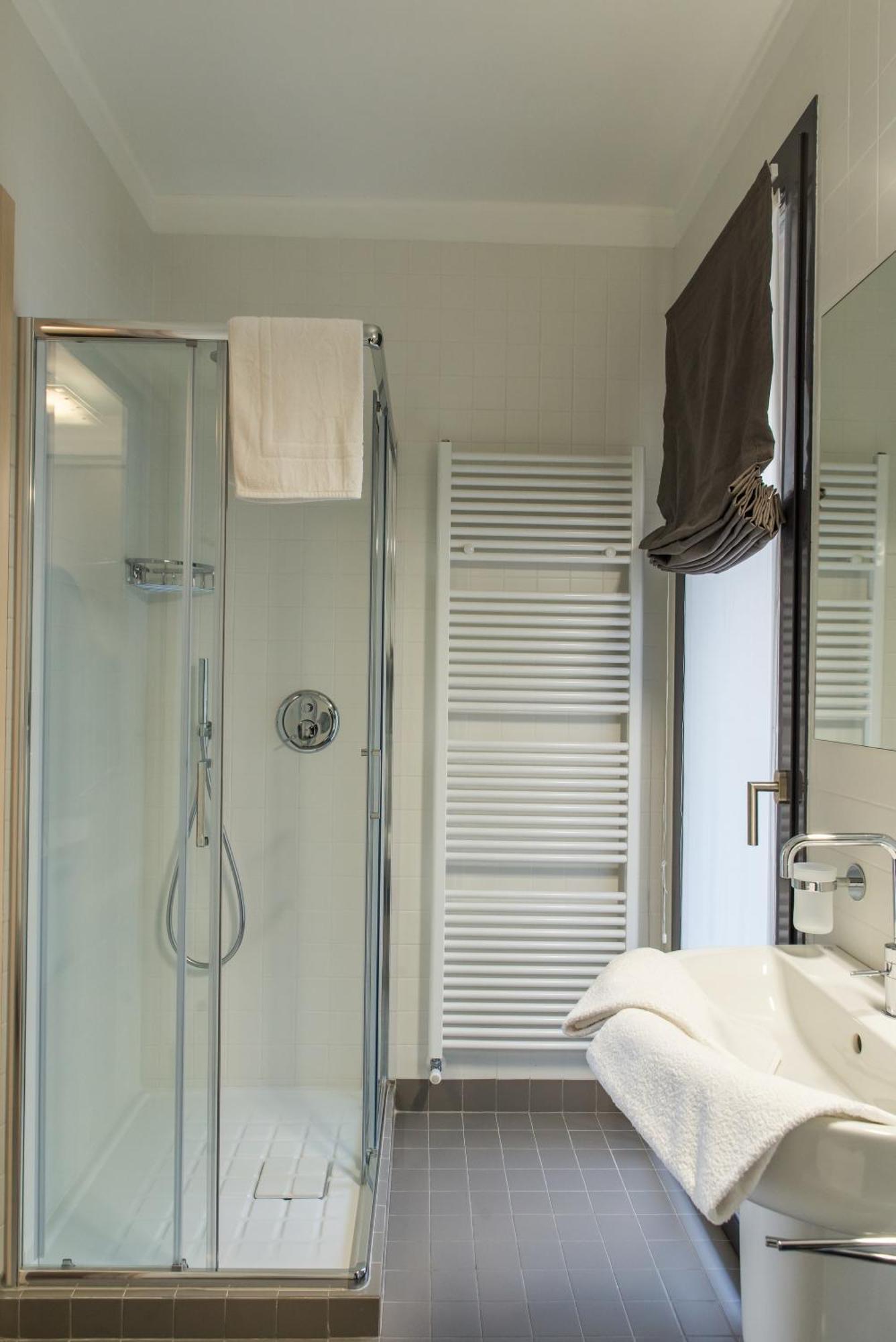 Residenza Luigina Apartment Варена Стая снимка