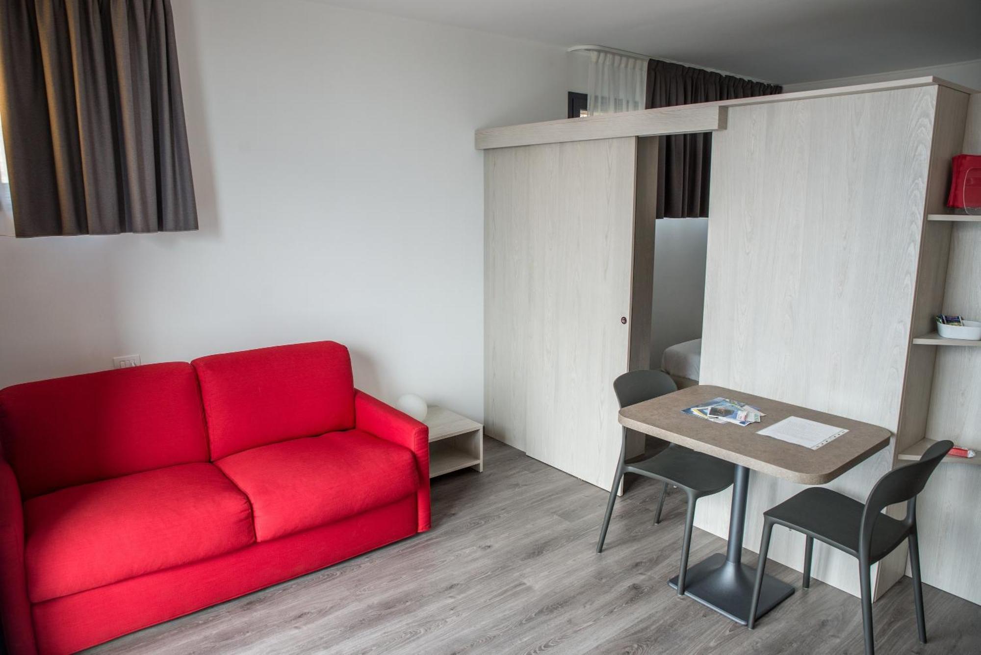 Residenza Luigina Apartment Варена Стая снимка