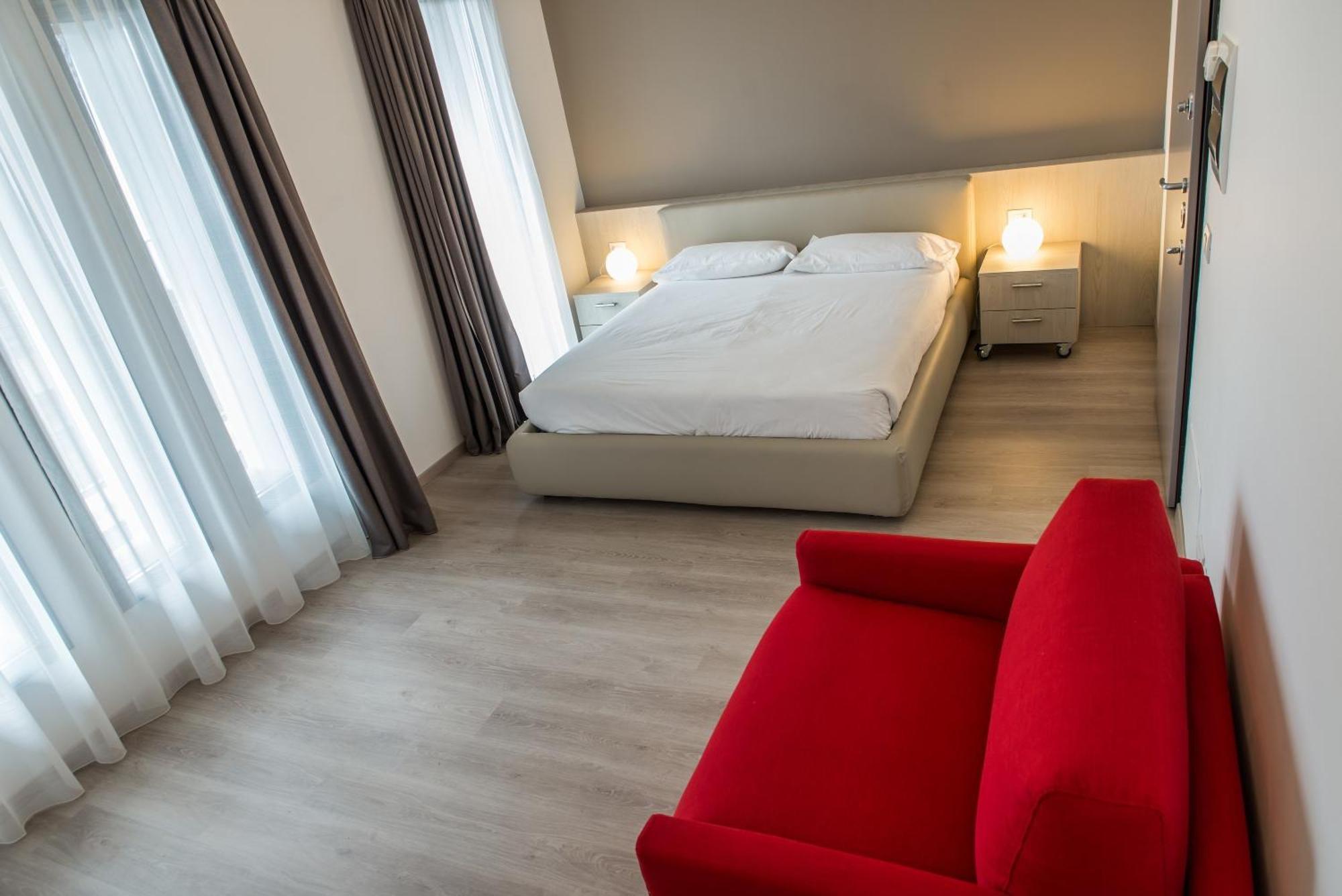 Residenza Luigina Apartment Варена Стая снимка