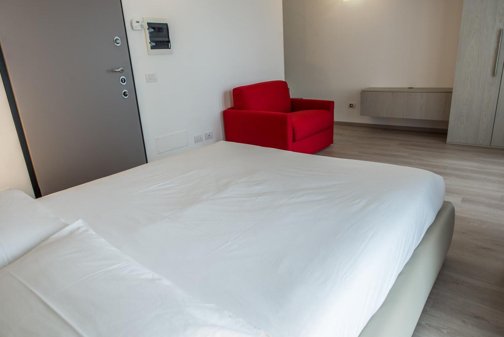 Residenza Luigina Apartment Варена Стая снимка