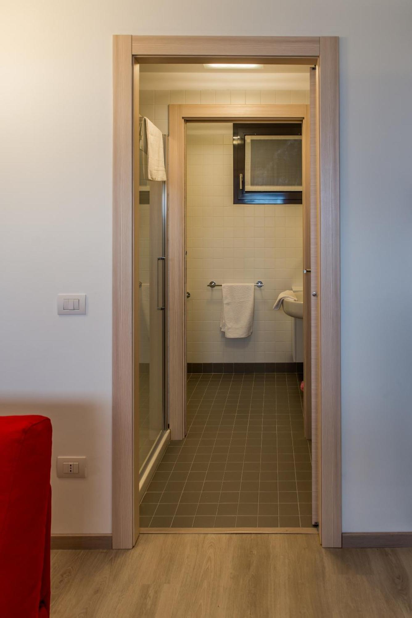 Residenza Luigina Apartment Варена Стая снимка