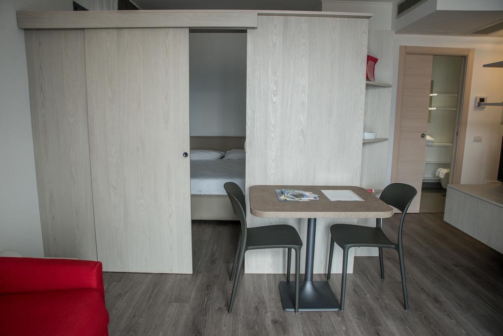 Residenza Luigina Apartment Варена Стая снимка