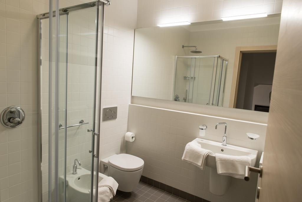 Residenza Luigina Apartment Варена Стая снимка