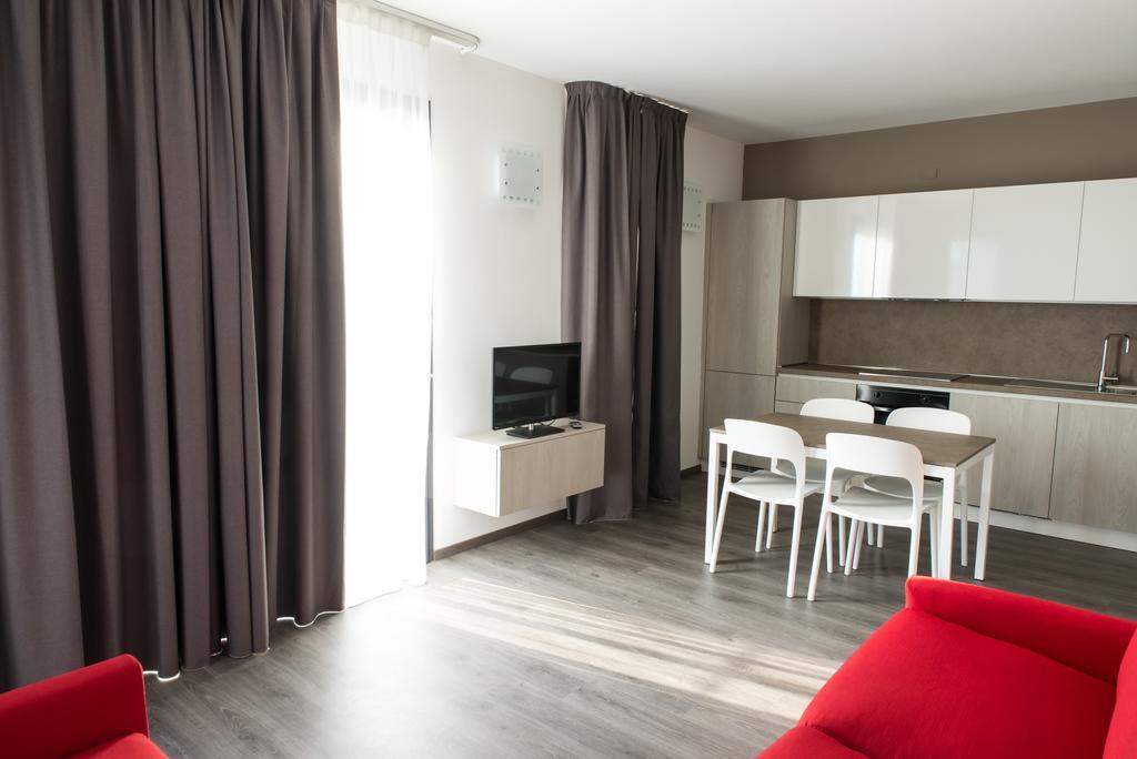 Residenza Luigina Apartment Варена Стая снимка