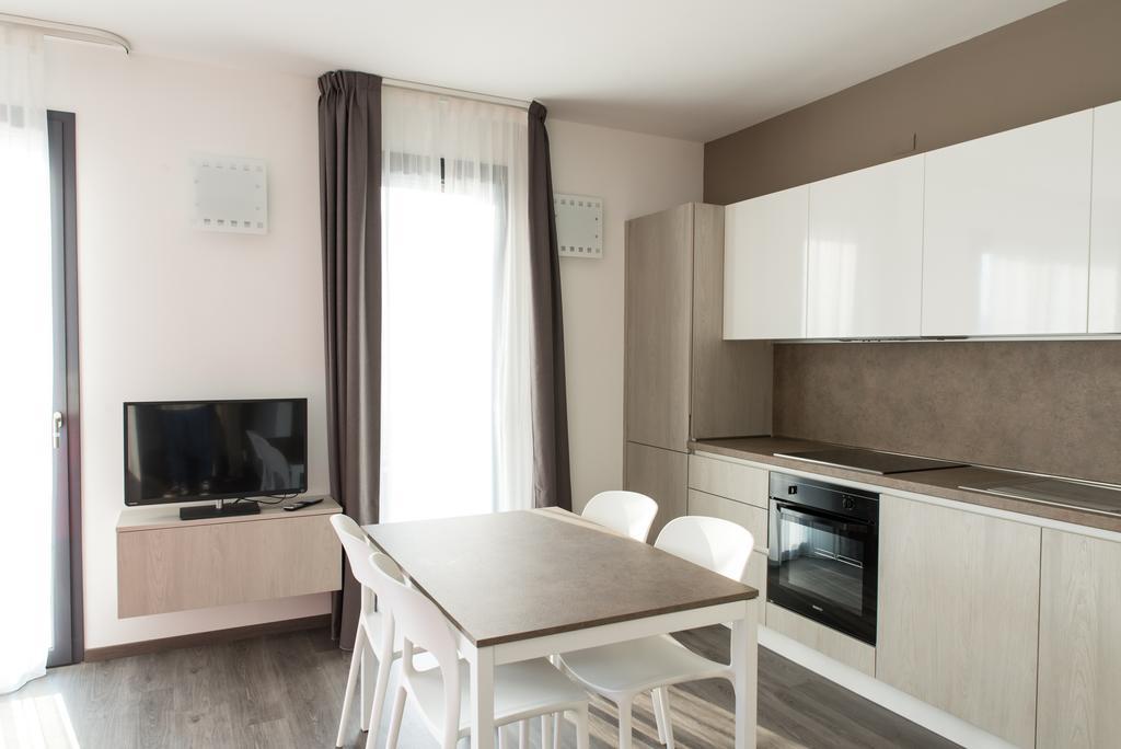 Residenza Luigina Apartment Варена Стая снимка
