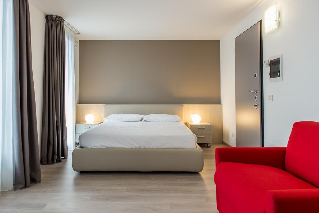 Residenza Luigina Apartment Варена Стая снимка