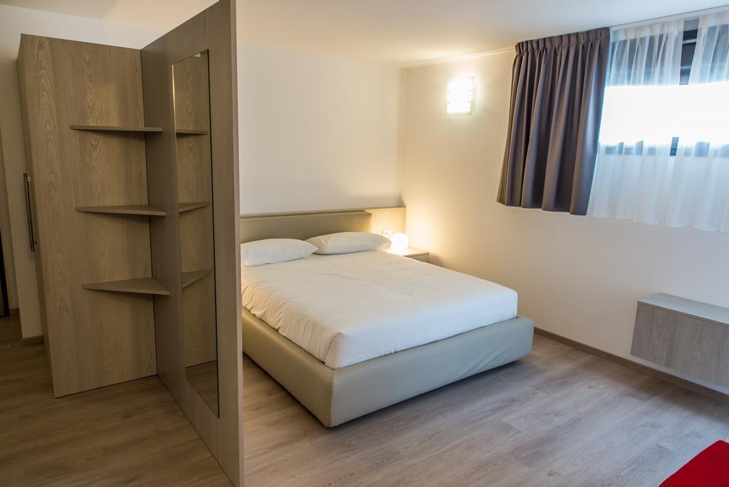 Residenza Luigina Apartment Варена Стая снимка
