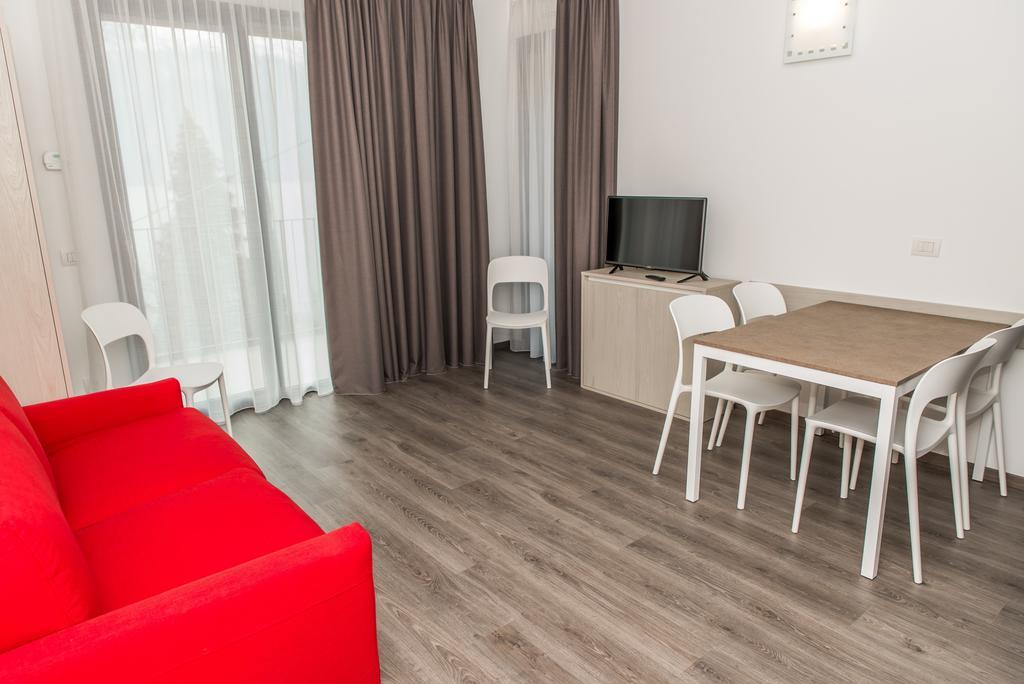 Residenza Luigina Apartment Варена Стая снимка