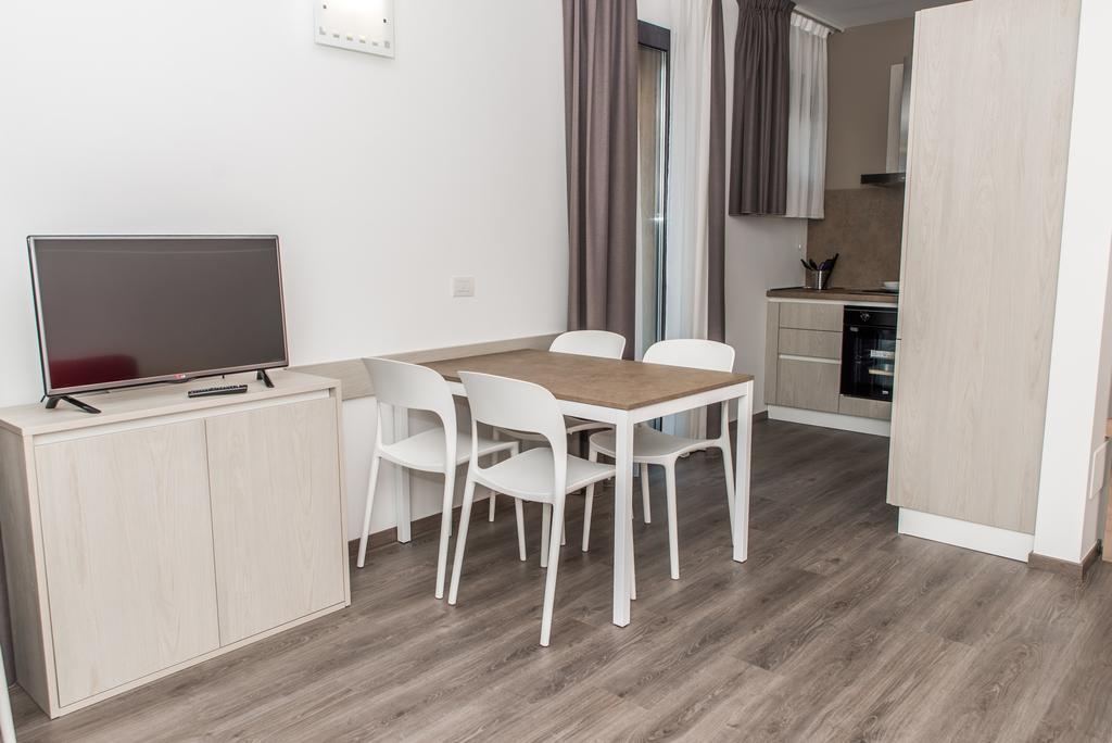 Residenza Luigina Apartment Варена Стая снимка