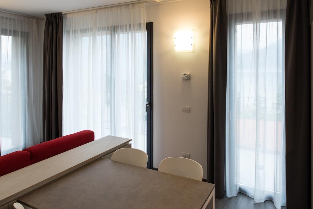 Residenza Luigina Apartment Варена Стая снимка